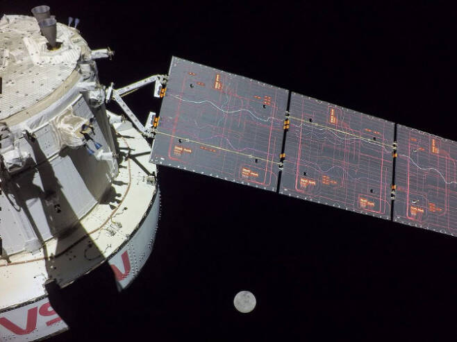아르테미스 1호의 유인탐사선 부분인 오리온의 4개 태양 전지판 중 하나에 장착된 카메라가 지구에서 22만 2000마일 떨어진 거리에서 달 이미지를 캡처했다. 오리온은 달 궤도를 벗어나 11일 캘리포니아 앞 태평양으로 떨어진다. (사진=나사)