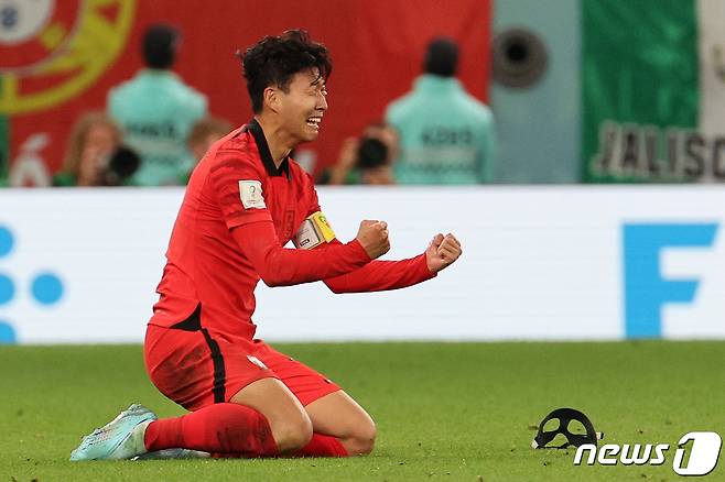 2일 오후(현지시간) 카타르 알라이얀 에듀케이션 시티 스타디움에서 열린 2022 카타르 월드컵 조별리그 H조 3차전 대한민국과 포르투갈의 경기에서 대한민국이 2대 1로 승리하자 울먹이며 기뻐하고 있다. 2022.12.3/뉴스1 ⓒ News1 이광호 기자