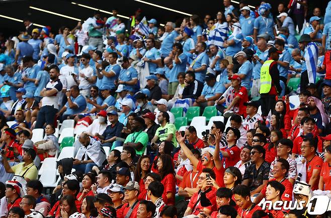 '2022 카타르 월드컵' 조별리그 H조 대한민국 vs. 우루과이 경기가 열릴 알라이얀 에듀케이션 시티 경기장에 24일 양측 팬들이 응원석을 가득 메웠다. ⓒ 로이터=뉴스1 ⓒ News1 최서윤 기자