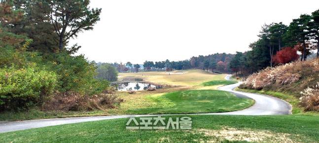 올림푸스 2번 홀. 멀리 보이는 페어웨이에 티샷 후 해저드를 건너 온그린 시켜야 한다. 스포츠서울 이웅희기자 iaspire@