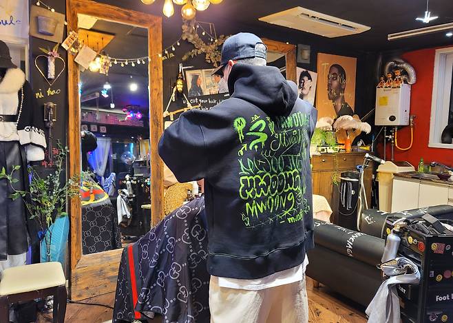 이재광(44)씨가 손님의 머리를 다듬고 있다./정채빈 기자