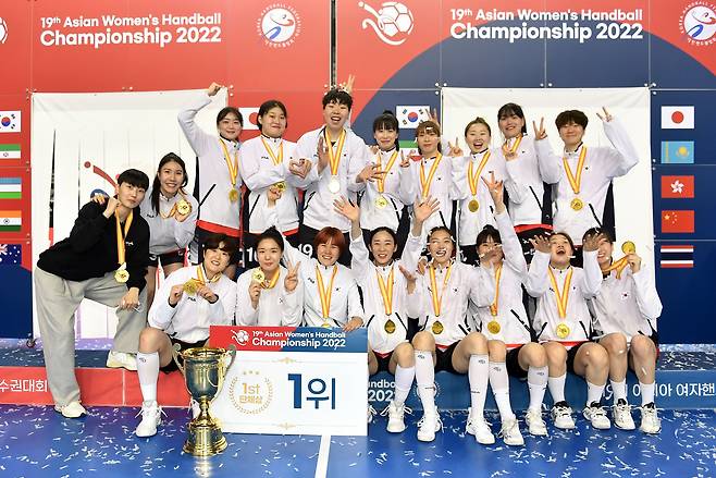한국 여자핸드볼 대표팀이 4일 서울 SK핸드볼경기장에서 열린 일본과의 아시아 여자핸드볼 선수권대회 결승전에서 우승한 뒤 시상식에서 기념 사진을 찍고 있다. /대한핸드볼협회