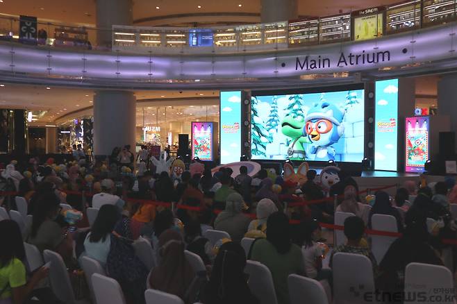 3일(현지시간) 코리아 360 개관식에 앞서 인도네시아 자카르타 현지 어린이 등을 대상으로 극장판 애니메이션 뽀로로 드래곤캐슬 대모험 상영회가 열리고 있다.