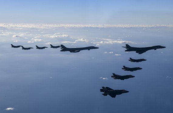 미국 공군 전략폭격기 B-1B '랜서' 2대가 지난 11월 5일 미측 F-16 전투기 4대, 우리 공군 F-35A 스텔스 전투기 4대와 함께 훈련하고 있다. 사진=합참 제공