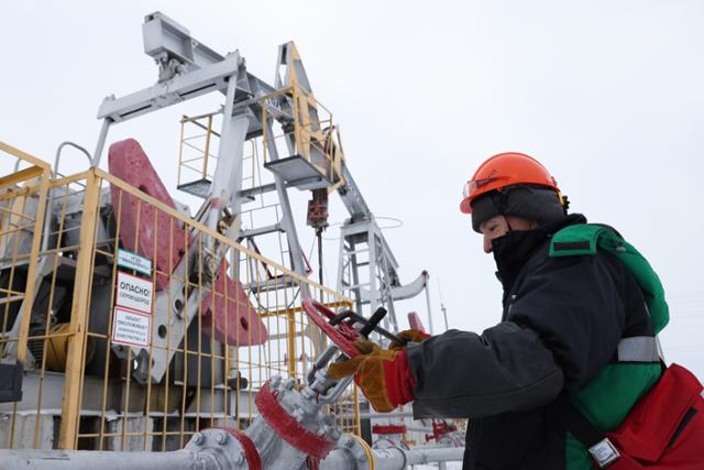 지난달 22일 러시아 서부 타타르스탄 공화국에 위치한 석유회사 타트네프트의 유전 계기판을 한 직원이 살펴보고 있다. 타타르스탄=타스 연합뉴스