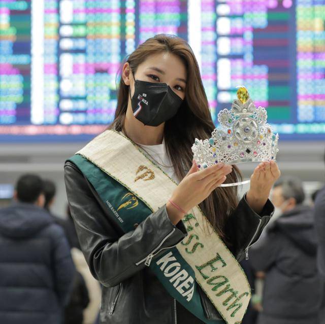 2021 미스코리아 '선(善)' 최미나수에게 왕관을 안긴 '미스 어스(Miss Earth)'는 환경 보호를 주제로 개최되는 국제 미인 대회다. 최미나수는 앞으로 선한 영향력을 펼치고 싶다고 했다. 글로벌이앤비 제공