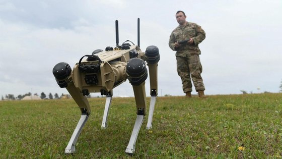 미국 공군이 기지 경비용으로 투입한 개 모양의 4족 로봇을 조종하고 있다. 사진 미 공군