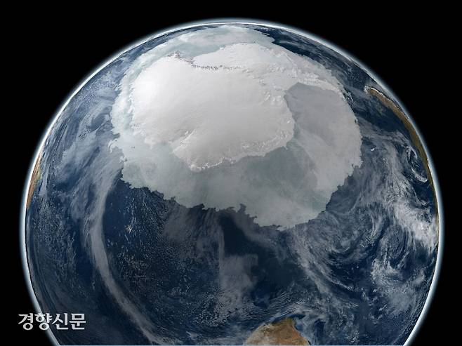 2005년 9월 인공위성에 남극 대륙과 해빙의 모습이 촬영됐다. 남극 대륙은 짙은 흰색, 바다 위의 해빙은 옅은 흰색으로 보인다.미국 항공우주국(NASA) 제공