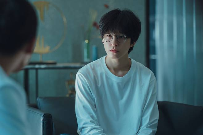 오범석(홍경)은 원작에서는 배은망덕한, 원래부터 열등감에 절어있던 나쁜 친구로 그려졌지만 드라마에서는 범석이 왜 그런 선택을 할 수밖에 없었는지 감정선을 세심하게 그려냈다. 웨이브 제공.