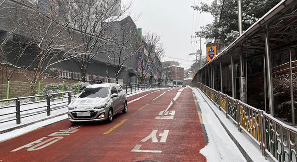 서울 성북구 정릉동 정수초등학교 앞 도로 아래 열선이 깔려 눈이 쌓이지 않고 녹아 있다. 성북구 제공