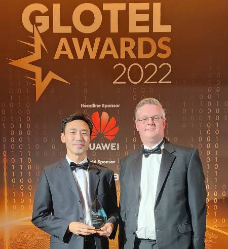 지난 2일 영국 런던에서 열린'글로벌 텔레콤 어워드 2022'. 양기석 SK텔레콤 매니저가 '최우수 가상화 혁신' 분야에서 상을 받고 있는 모습. / 사진=SK텔레콤