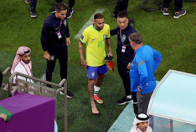 브라질이 선수들의 연이은 부상으로 신음하고 있다. 사진은 지난달 25일 조별리그 1차전에서 발목 부상을 당한 네이마르가 축구화를 벗고 코치진들과 이야기하는 모습. /사진= 로이터