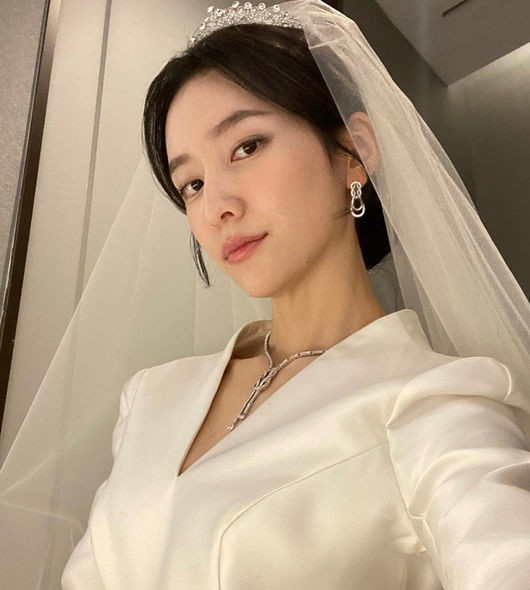 박지현이 웨딩드레스를 입은 사진을 공개했다./박지현 인스타그램