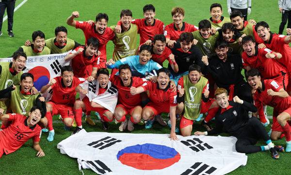 2일(현지시간) 카타르 알라이얀 에듀케이션 시티 스타디움에서 열린 2022 카타르 월드컵 H조 최종 3차전 대한민국과 포르투갈의 경기, 2대 1로 승리하며 16강 진출을 확정지은 대한민국 선수들이 기념촬영하고 있다. 알라이얀(카타르)=뉴시스