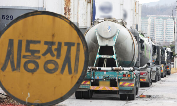 경기도 의왕시의 한 시멘트 업체에 시멘트 운송 차량(벌크 시멘트 트레일러·BCT)이 멈춰 서있다. 연합뉴스