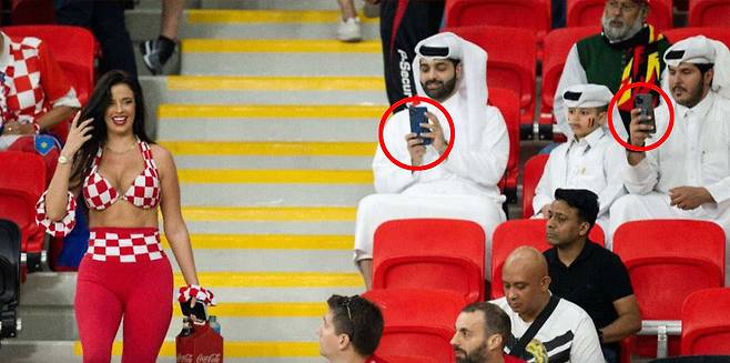카타르 월드컵 ‘노출 의상’ 女 축구팬 도촬하다 딱 걸린 현지 남성들 / 사진=트롤 풋볼 트위터
