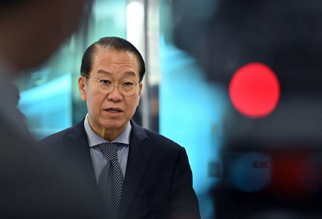 권영세 통일부 장관이 11월 29일 오후 경기도 파주시 판문점을 방문, 기자들의 질문에 답하고 있다./연합뉴스