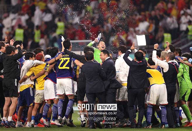 ▲ 2022 카타르 월드컵 16강 진출을 확정한 뒤 환호하는 일본 축구 대표팀