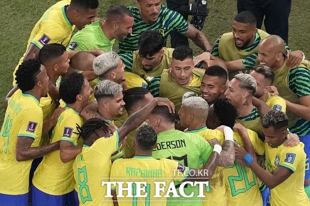 한 통계업체는 브라질 선수들의 몸 값 합계가 약 1조5000억 원으로 2022 카타르 월드컵에 참가한 국가 중 가장 높다고 분석한 바 있다. 사진은 지난달 29일 스위스와 조별리그 2차전에서 골을 넣고 기뻐하는 브라질 선수들./도하(카타르)=AP.뉴시스