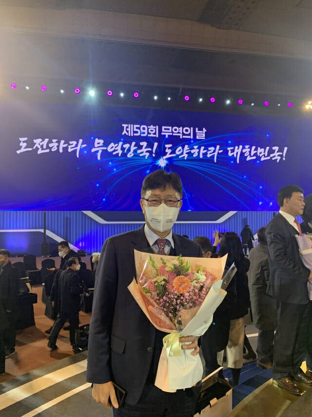 김태섭 코아시아씨엠 대표이사가 5일 서울 삼성동 코엑스에서 열린 제59회 무역의 날 기념식에서 ‘2억불 수출탑’을 받고 기념 사진을 찍고 있다.(사진=코아시아씨엠)