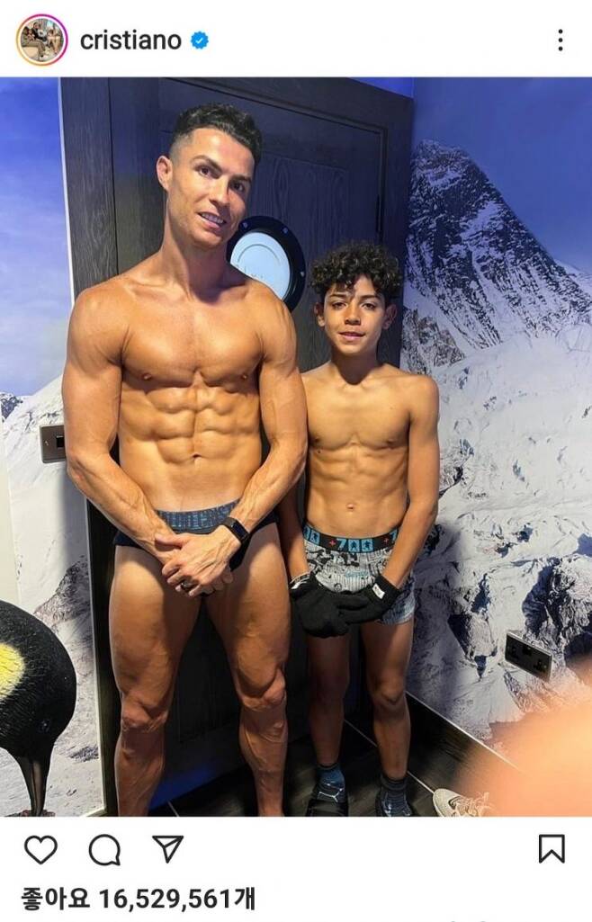 크리스티아누 호날두와 12살난 그의 아들이 식스팩을 자랑하고 있다. 사진=호날두 인스타그램 캡처