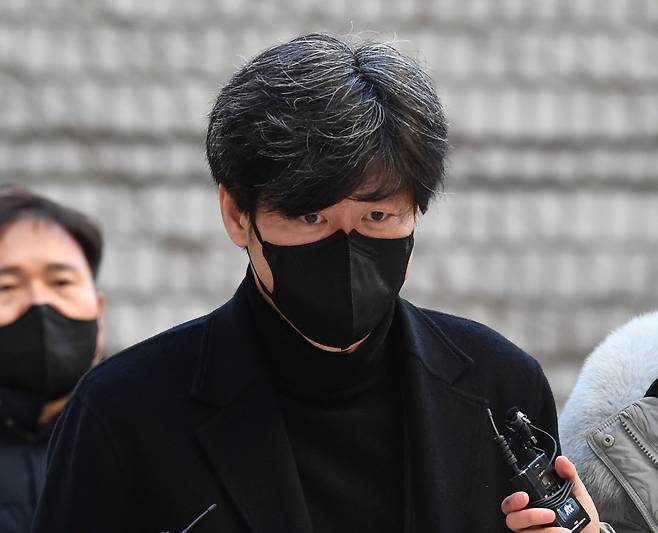 남욱 변호사가 5일 오전 서초구 서울중앙지방법원에서 열린 대장동 개발 사업 로비·특혜 의혹 관련 1심 속행 공판에 출석하고 있다. /연합뉴스