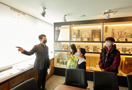 이판진(맨 왼쪽) 전문위원이 한국기원 사무국에서 소중 학생기자단에게 한국 현대 바둑이 언제, 어떻게 발전해 왔는지 설명했다.