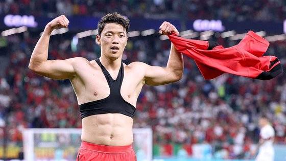 지난 3일(한국시간) 카타르 알라이얀 에듀케이션 시티 스타디움에서 열린 2022 카타르 월드컵 조별리그 H조 3차전 대한민국과 포르투갈의 경기에서 대한민국 황희찬이 역전골을 성공시킨뒤 세리머니를 하고 있다. 뉴스1