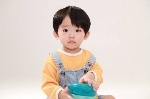 < 사진 설명 : 김선우 에몬스 CF 스튜디오 촬영, 사진 출처 : 아기모델 김선우 인스타그램 >