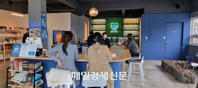 제주 전통주를 마시고 구매할 수 있는 제주한잔 / 사진=홍지연 여행+ 기자
