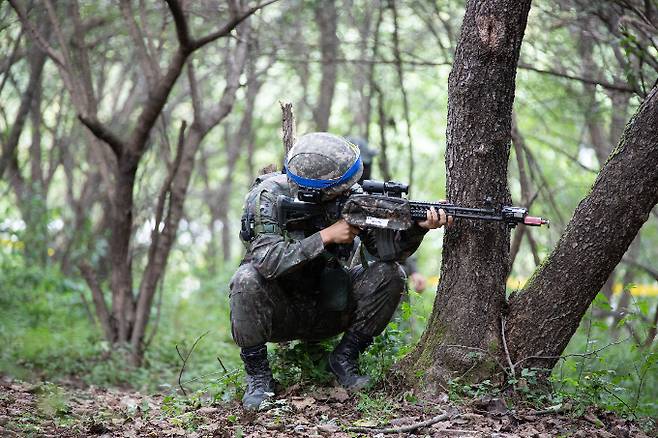 '이기자 부대'로 불리는 육군 27사단이 11월30일로 공식 해체됐다. 사진은 산악지역 전투를 하고 있는 육군으로 기사와 직접적인 관련 없음./사진제공=육군