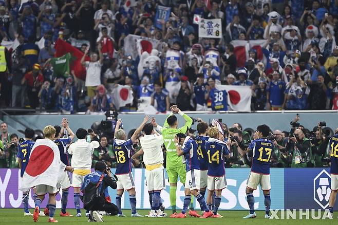 [도하=신화/뉴시스]1일(현지시간) 카타르 도하의 칼리파 국제 경기장에서 열린 2022년 FIFA 월드컵 E조 일본과 스페인의 경기에서 일본 선수들이 승리한 후 환호하고 있다. 2022.12.02.