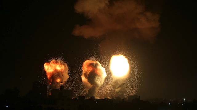 팔레스타인 현지 시간으로 3일 저녁 가자지구에서 이스라엘 영토 방향으로 로켓포가 발사되자, 이튿날인 4일 이스라엘군이 보복 공습을 감행했다. 사진은 이스라엘군의 전투기 공격으로 화염에 휩싸인 팔레스타인 사진=연합뉴스