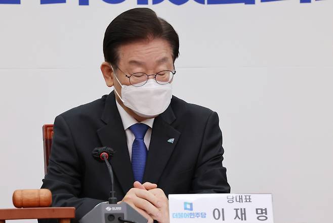 이재명 더불어민주당 대표가 5일 국회에서 열린 최고위원회에서 눈을 감고 생각에 잠겨있다. ⓒ 연합뉴스
