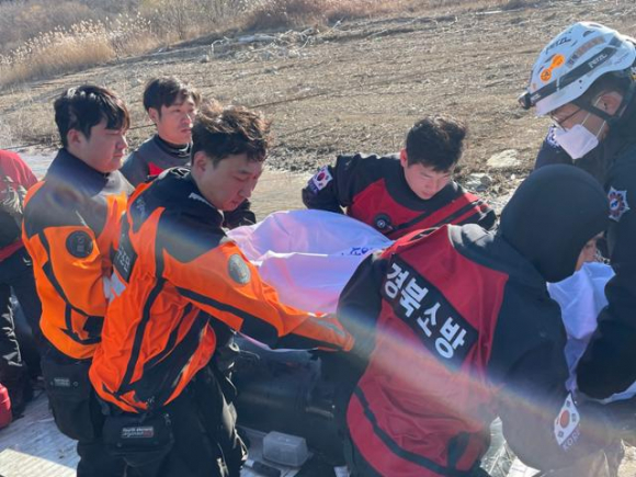 12월3일 소방대원들이 경북 청도군 운문댐에서 보트 탑승 중 실종된 50대 남성의 시신을 수습한 후 병원으로 이송하고 있다. ⓒ경북소방본부