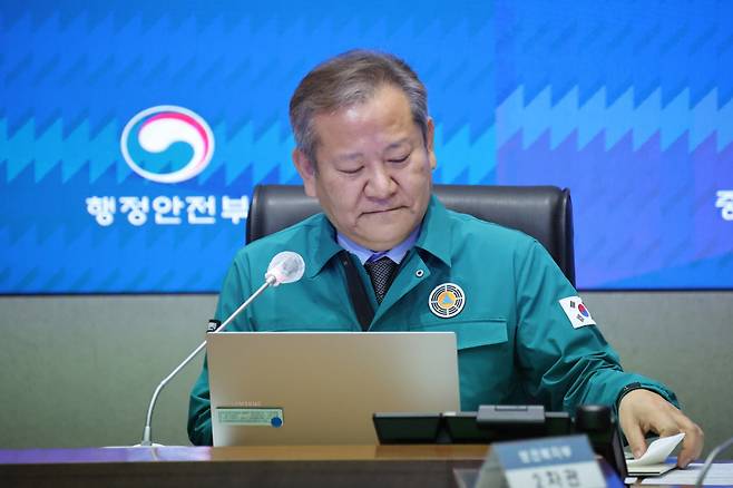 이상민 행정안전부 장관이 12월2일 정부서울청사 서울상황센터에서 열린 '화물연대, 이태원 사고 및 코로나19 중대본 회의'에서 자료를 살펴보고 있다. ⓒ연합뉴스