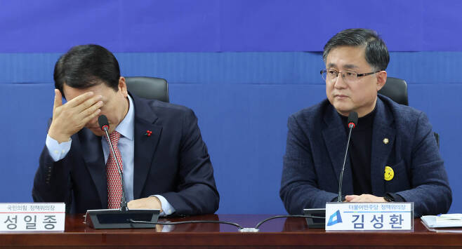 김성환 더불어민주당 정책위의장(오른쪽)과 성일종 국민의힘 정책위의장(왼쪽)이 이 5일 오후 국회 의원회관에서 열린 여야 2+2 예산안 협의에 참석했다. ⓒ연합뉴스
