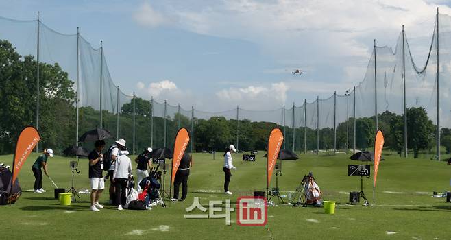5일 싱가포르 타나메라 골프클럽에 마련된 드라이빙 레인지에서 선수들이 스윙을 점검하고 있다. (사진=하나금융그룹 싱가포르 여자오픈 대회본부)