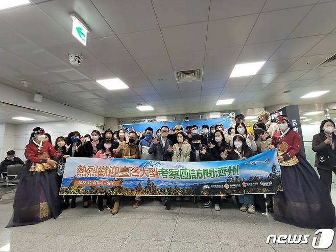 6일 제주도와 제주관광공사, 한국관광공사, 대만 타이거항공은 이날부터 9일까지 대만 여행업계와 매체 기자단, 인플루언서 등을 대상으로 메가팸투어를 진행한다. 6일 제주국제공항에 도착한 메가팸투어단.(제주관광공사 제공)/뉴스1