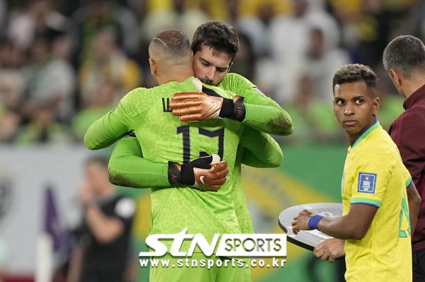 경기 중 알리송 베케르 골키퍼와 에베르통 골키퍼를 교체한 브라질. 사진|뉴시스/AP