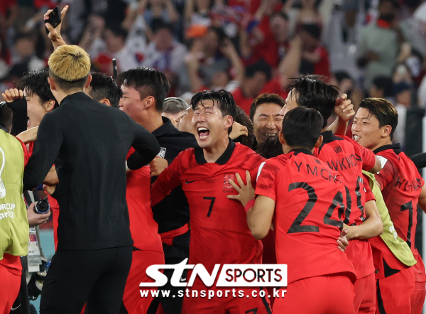 2일(현지시간) 카타르 알라이얀 에듀케이션 시티 스타디움에서 열린 2022 카타르 월드컵 H조 최종 3차전 대한민국과 포르투갈의 경기, 포르투갈을 꺾고 16강 진출을 확정지은 한국 선수들이 기뻐하고 있다. 사진|뉴시스