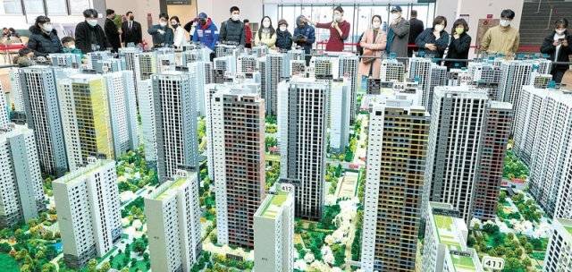 서울 강동구 둔촌주공아파트(올림픽파크포레온)가 5일 특별공급을 시작으로 분양에 나선다. 일반분양만 4786채로 서울 분양시장의 ‘태풍의 눈’으로 불리는 둔촌주공의 청약 흥행 여부에 귀추가 주목된다. 뉴스1