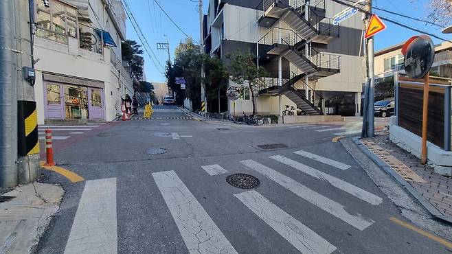 5일 오후 서울시 강남구 청담동 언북초등학교 후문 쪽 이면도로에 사고가 발생한 지점에 학부모와 학생들이 마련한 추모 공간에 학생들이 서 있다. 서혜미 기자