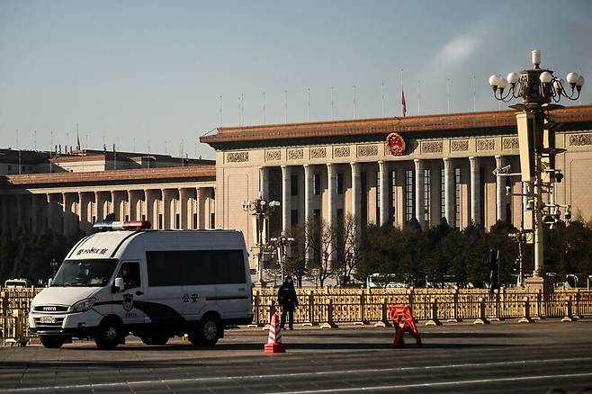 6일 오전 장쩌민 전 중국 국가주석의 추도대회가 열린 베이징 인민대회당 앞에 경찰 차량이 주차돼 있다. 베이징/AP 연합뉴스