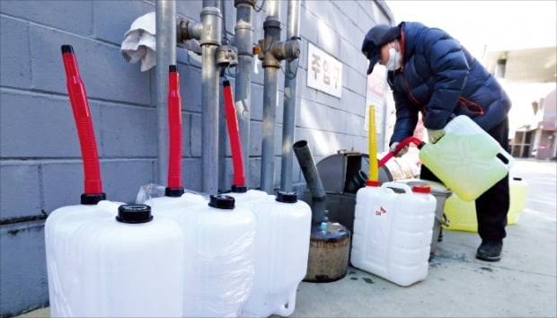 < “다른 주유소에서 기름 사왔습니다” > 화물연대 총파업이 12일째로 접어든 5일 유류 공급이 끊기자 주유소가 다른 주유소에서 기름을 사오는 일까지 벌어졌다. 서울의 한 주유소 직원이 인근 주유소에서 사온 경유를 저장고에 넣고 있다. 연합뉴스