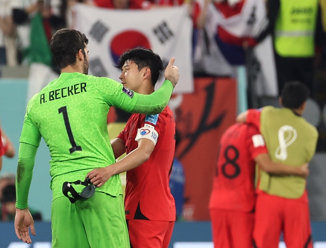 6일 (한국시간) 카타르 도하 974 스타디움에서 열린 2022 카타르월드컵 16강전 한국과 브라질 경기에서 1-4로 패해 8강 진출에 실패한 한국 대표팀의 손흥민이 브라질 골키퍼 알리송 베커의 위로를 받고 있다. 연합뉴스