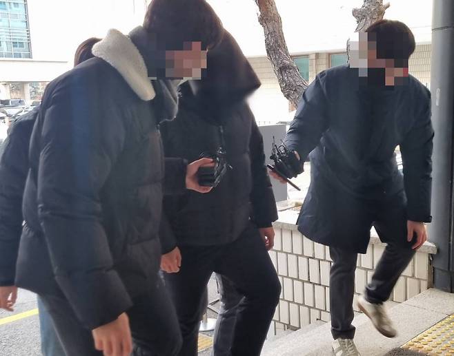 15개월 딸이 사망하자 시신을 3년간 숨긴 친부 B씨가 6일 의정부지법에서 열리는 영장실질심사를 받기 위해 법정에 들어가고 있다. /사진=뉴시스