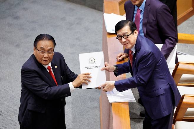 야손나 라올리 인도네시아 법무인권부 장관이 밤방 우옌토 의원이 건넨 형법 개정안을 전달받고 있다. /로이터=뉴스1