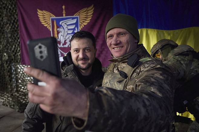 6일 우크라 국군의 날을 맞아 젤렌스키 대통령이 돈바스 전선의 슬로비안스크를 찾았다 *재판매 및 DB 금지