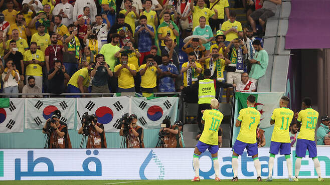 춤 세리머니를 선보이는 브라질 선수들. (사진=AP)